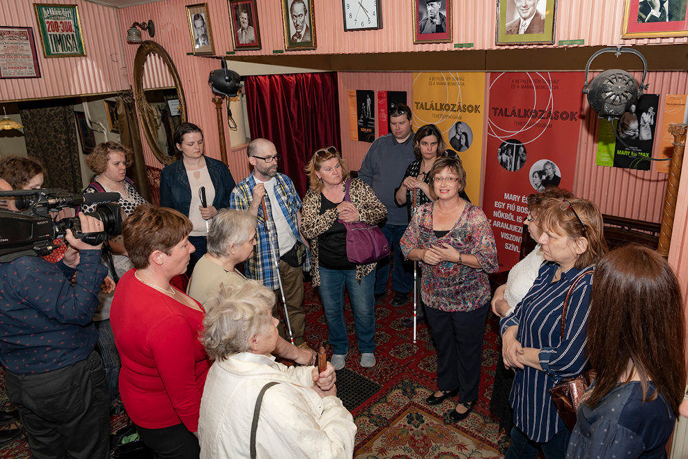 Petneházy Emőke audionarrátor köszönti a látássérülteket a színház előterében Fotó Molnár Miklós