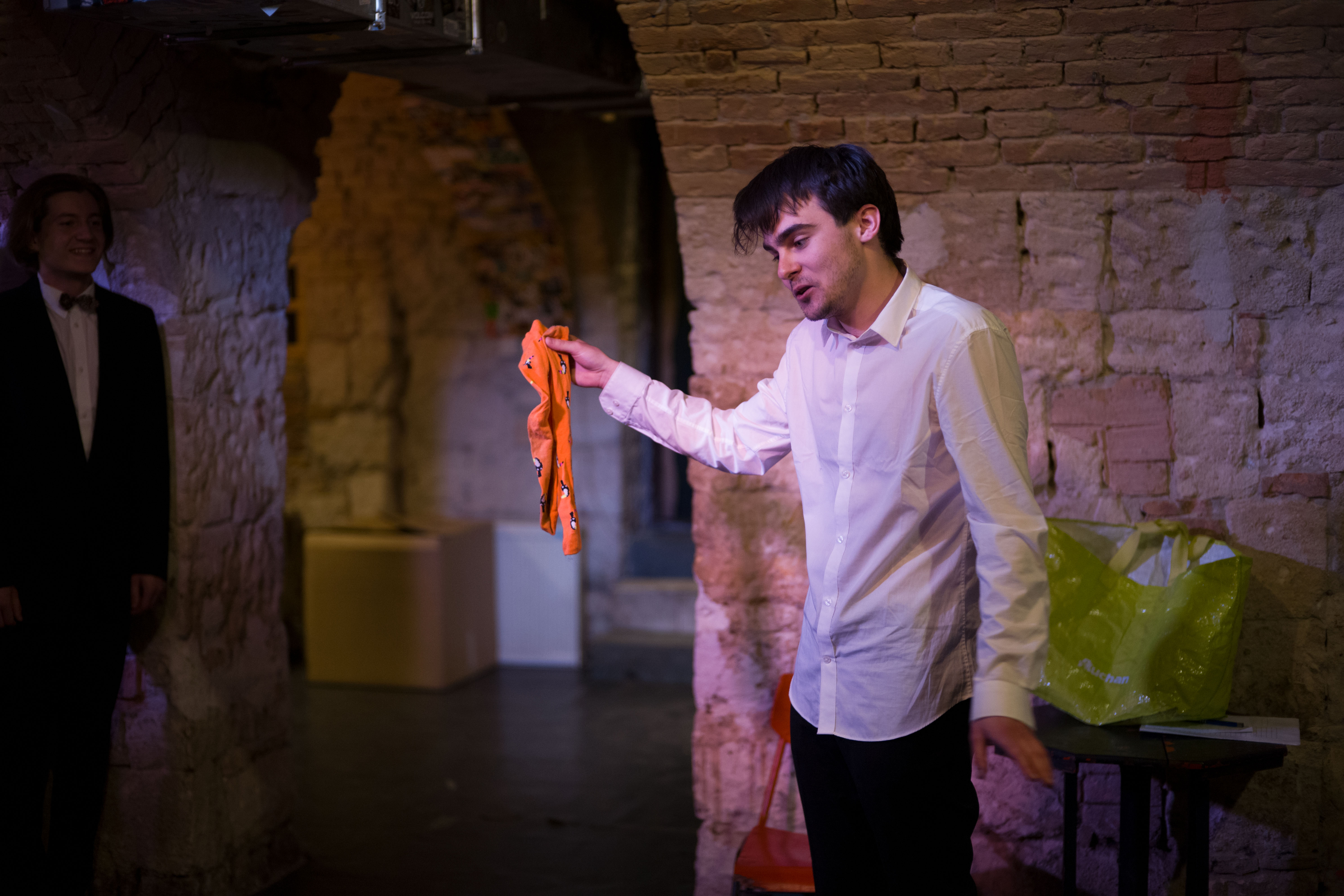 2022.04.18. Örkény István: Pisti a vérzivatarban főpróba a budapesti Auróra alagsori termében.Játsszák:Berényi Nóra Blanka, Börcsök Olivér, Gloviczki Bernát, Hevesi László, Jakab Balázs, Kádár Kinga, Polák Ferenc, Anton Szász Gabi, Turi Péter, Váradi GergelyZenekar:Deák-Volom Dávid, Márkus István, Pirisi Máté, Váczi KristófLátvány: Fülöpp Réka. Juhos-Kiss CsengeDramaturg: Sahin-Tóth SáriAsszisztens: Fülöpp RékaRendező: Gardenö Klaudia#FreeSzFE #Leica